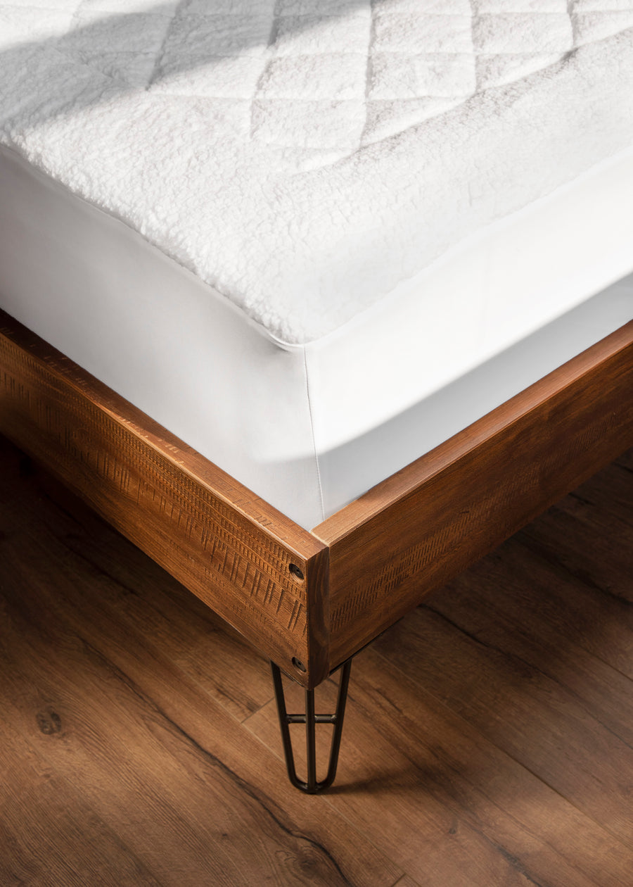 Sherpa mattress pad on bed corner fit